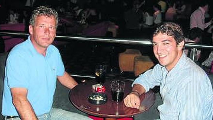 A  la izquierda, Henk van de Pol y Harim El Zhogby. A la derecha, las azafatas que trabajaron en el concurso hípico, durante la fiesta que tuvo lugar en la sala Acapulco.