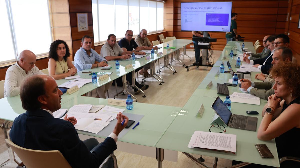 El consejero de Agricultura, Ganadería, Medio Rural y Política Ambiental, Joaquín Antonio Pino, con las organizaciones pofesionales agrarias,