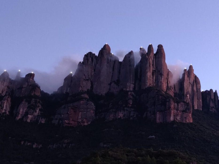 Galeria de fotos: «Llum i llibertat» il·lumina les agulles de Montserrat