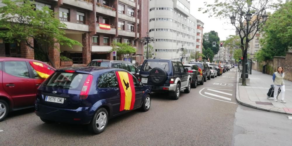 Así fue la manifestación en coche convocada por Vox en Oviedo