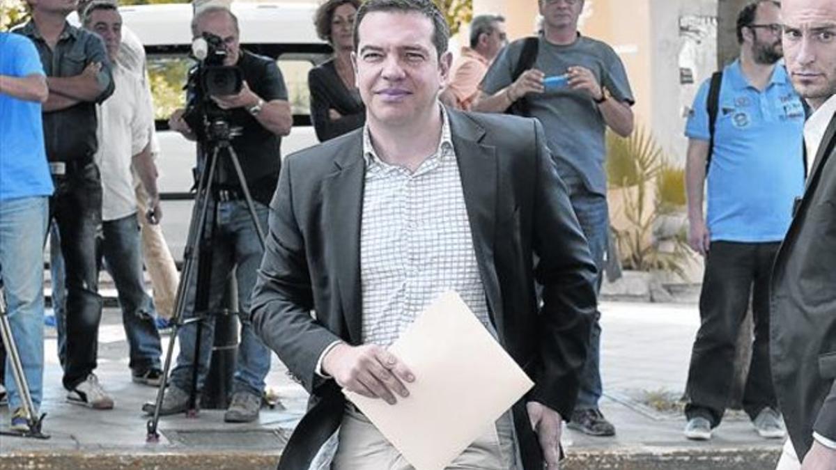 Alexis Tsipras se dirige a una reunión a la sede de su partido, ayer en Atenas.