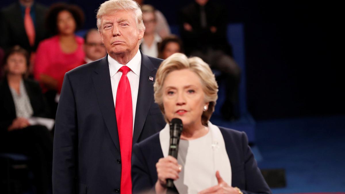 Hillary Clinton y Donald Trump, durante el debate del 9 de octubre en San Luis (Misuri).