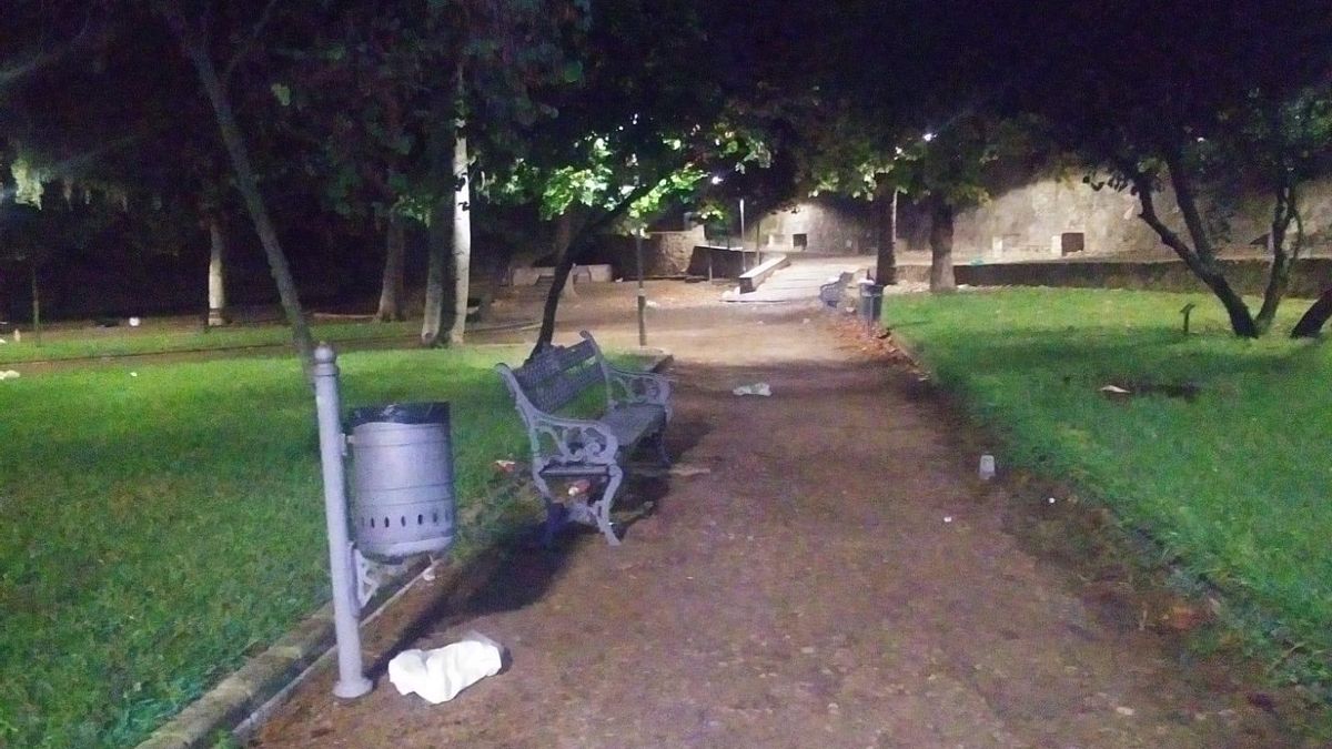 Suciedad en el parque Infantil, el sábado por la noche tras el botellón.