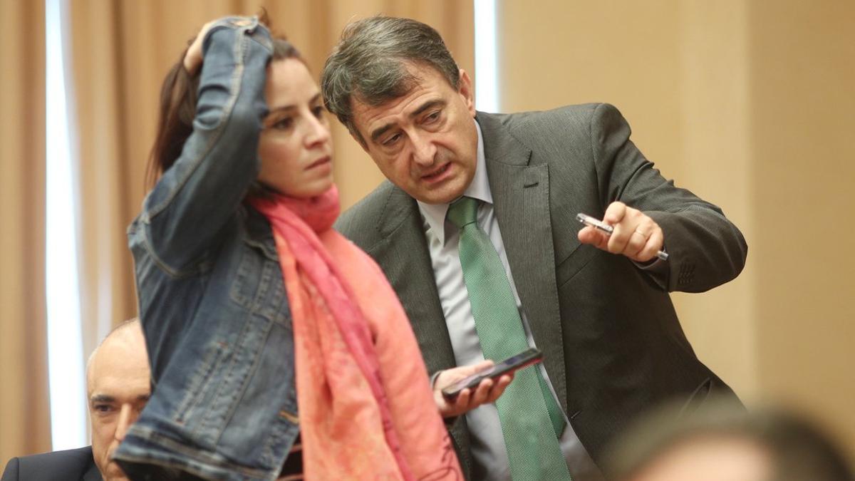 Los portavoces del PSOE y PNV en el Congreso de los Diputados, Adriana Lastra y Aitor Esteban,