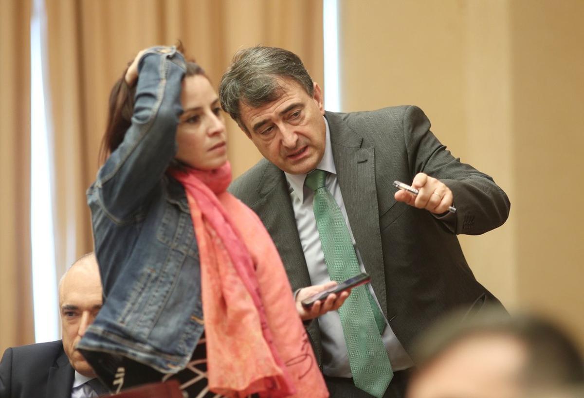 Los portavoces del PSOE y PNV en el Congreso de los Diputados, Adriana Lastra y Aitor Esteban,  hablan durante la reuniÃ³n de la DiputaciÃ³n Permanente del Congreso, el Ãºnico Ã³rgano de la CÃ¡mara que se mantiene en pie desde la convocatoria de las elecciones del 10 de noviembre, para debatir los cuatro Ãºltimos decretos ley aprobados por el Gobierno en funciones, en Madrid (EspaÃ±a), a 27 de noviembre de 2019.