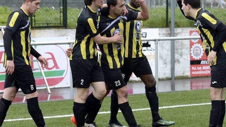 Los jugadores del Agolada celebran un gol de Aitor. // Bernabé