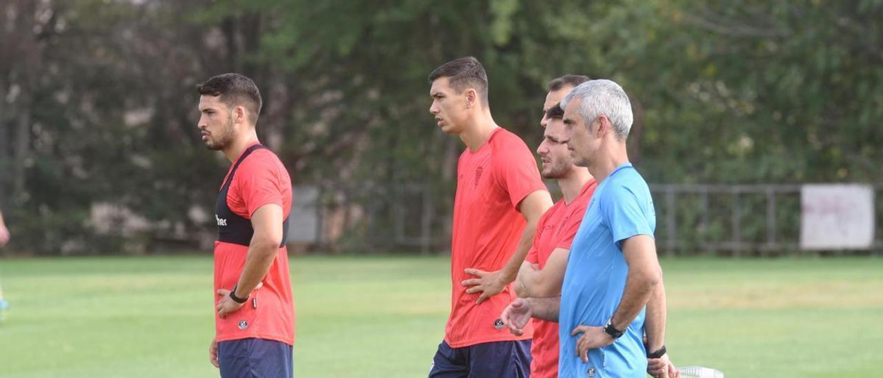 José Alonso, Adrián Fuentes y Ekaitz Jiménez, junto al jefe de los servicios médicos del Córdoba CF, José Bretones.