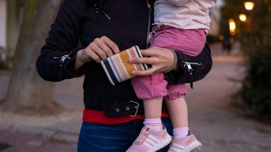 Imagen de archivo de una madre con su hija. | LEVANTE-EMV