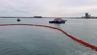 Vertidos 700 litros de queroseno en aguas del Puerto de Barcelona