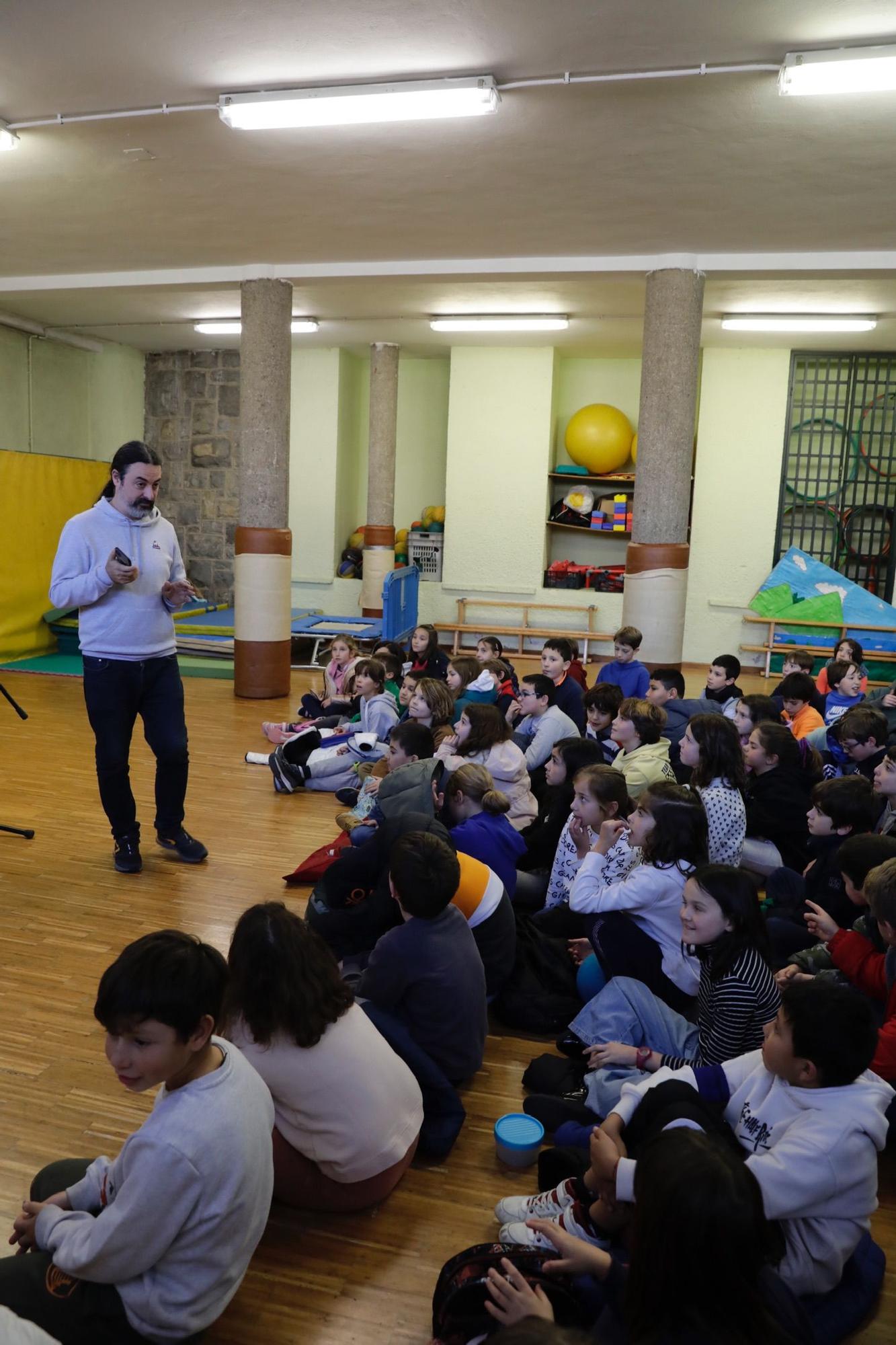 En imágenes: Encuentro de Pablo García, guitarrista de Warcry, con alumnos del colegio de La Gesta