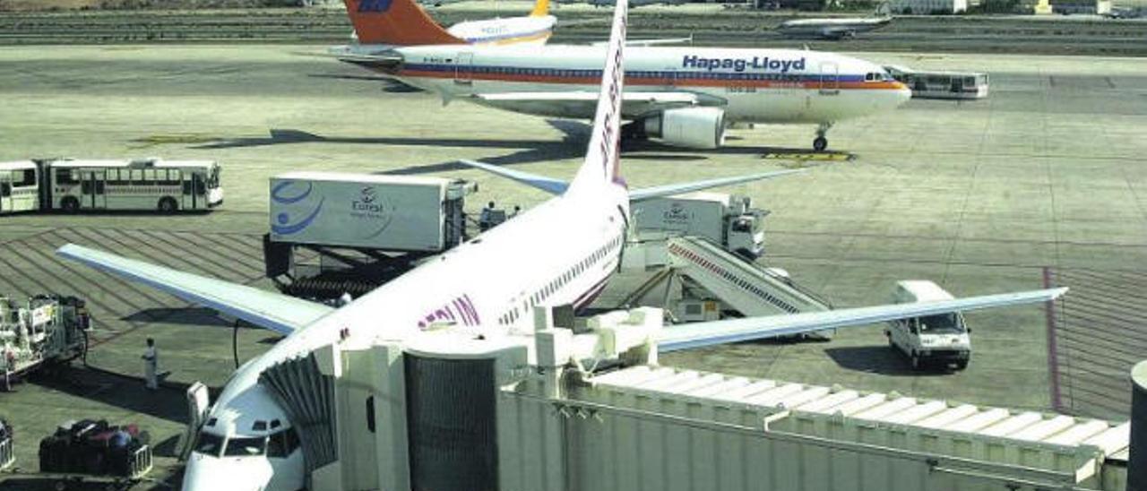 Imagen de archivo de aviones en la pista del Aeropuerto de Gran Canaria.