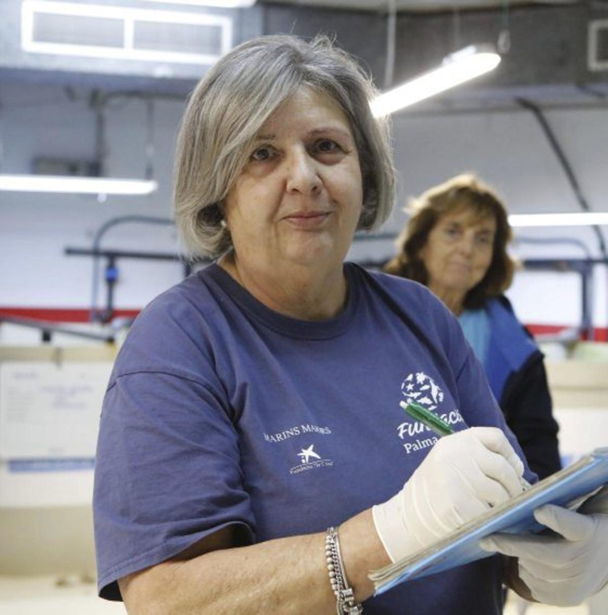 V. l. n. r.: Belen Sans erklärt den Inhalt des „Baby-Breis“, den die heranwachsenden Schildkröten mit der Pinzette gefüttert bekommen. Debora Morrison, die Leiterin der Meeresschutz-Stiftung.