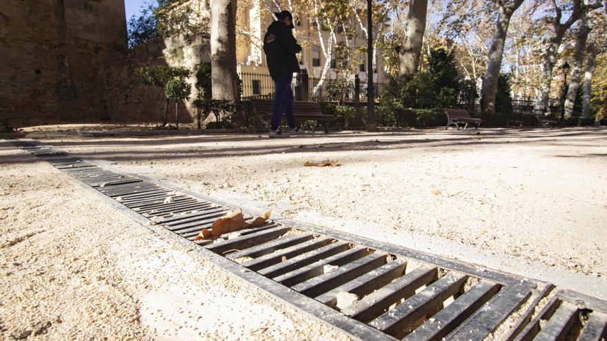 Cortan una rejilla de desagüe tras quedarse atrapada una niña en el jardí del bes de Xàtiva