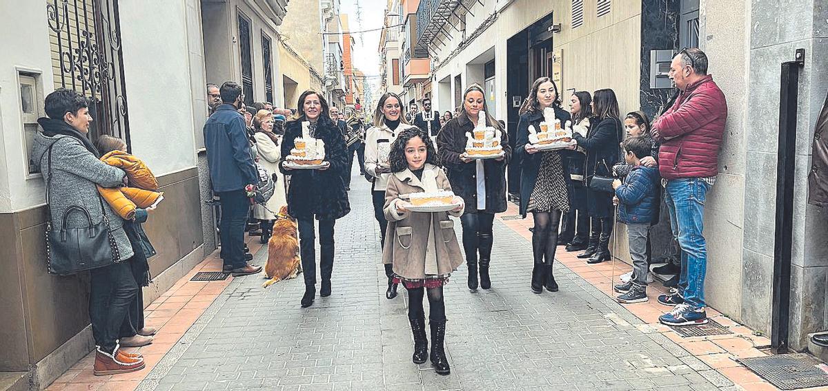Una de las tradiciones aún vigentes en la fiesta de Sant Antoni es el paseíllo de los ‘bescuits’ por la calle Sant Antoni.