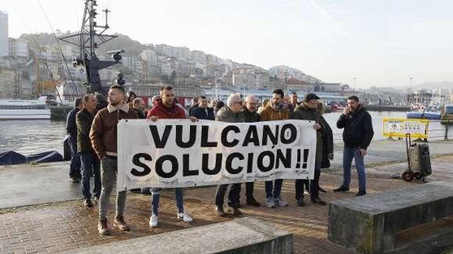 Concentración de empleados de Vulcano ayer en el Puerto. // Alba Villar