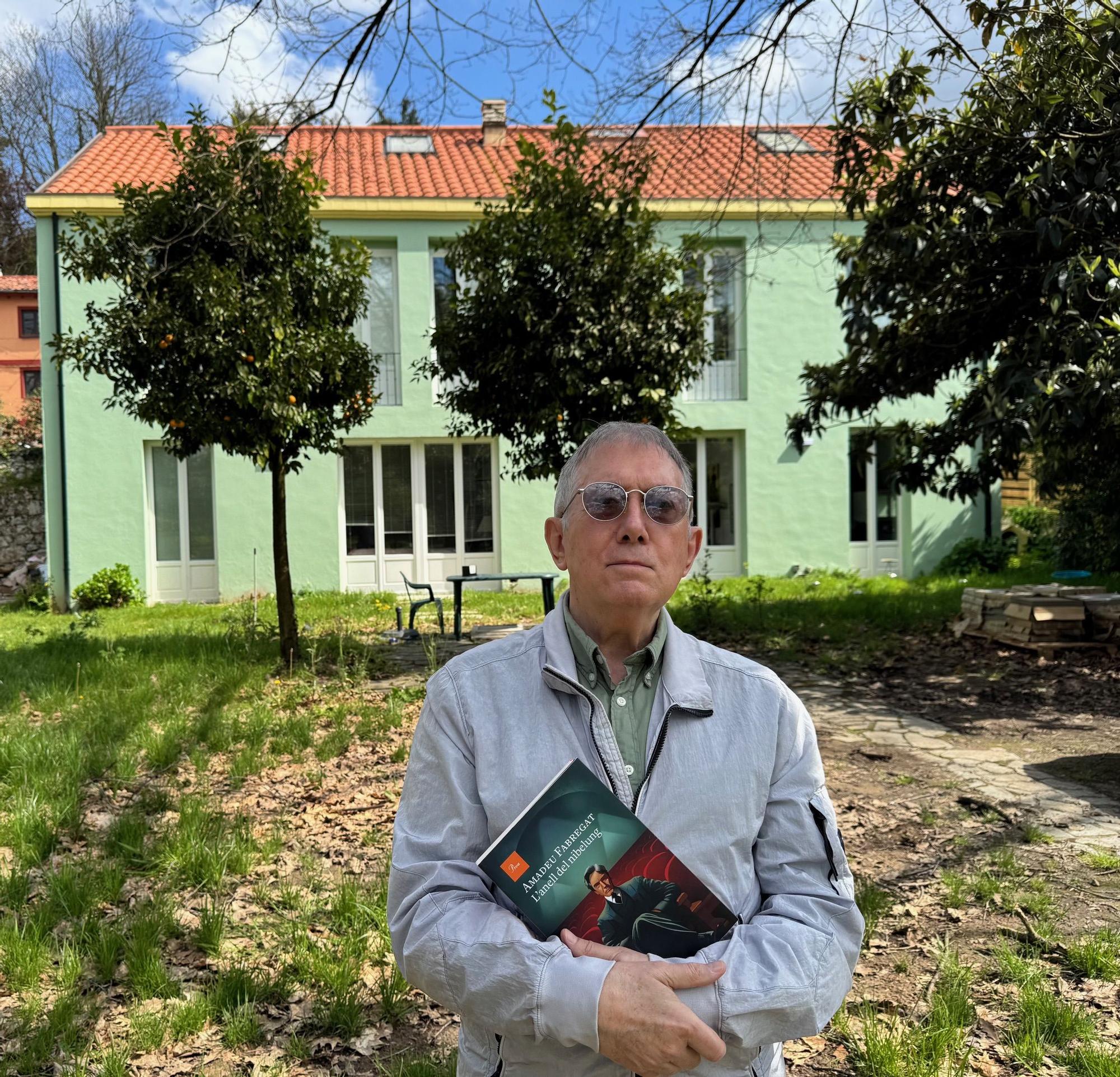 Amadeu Fabregat en su casa de Asturias.