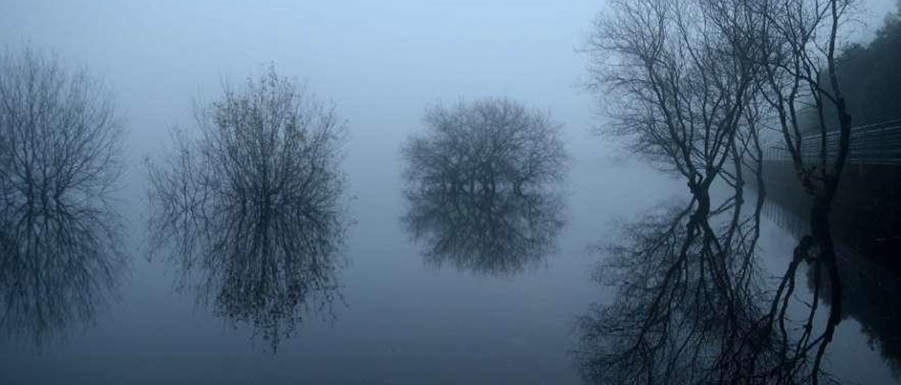 El embalse de Castroagudín, ayer, afectado por una intensa niebla. // Noé Parga