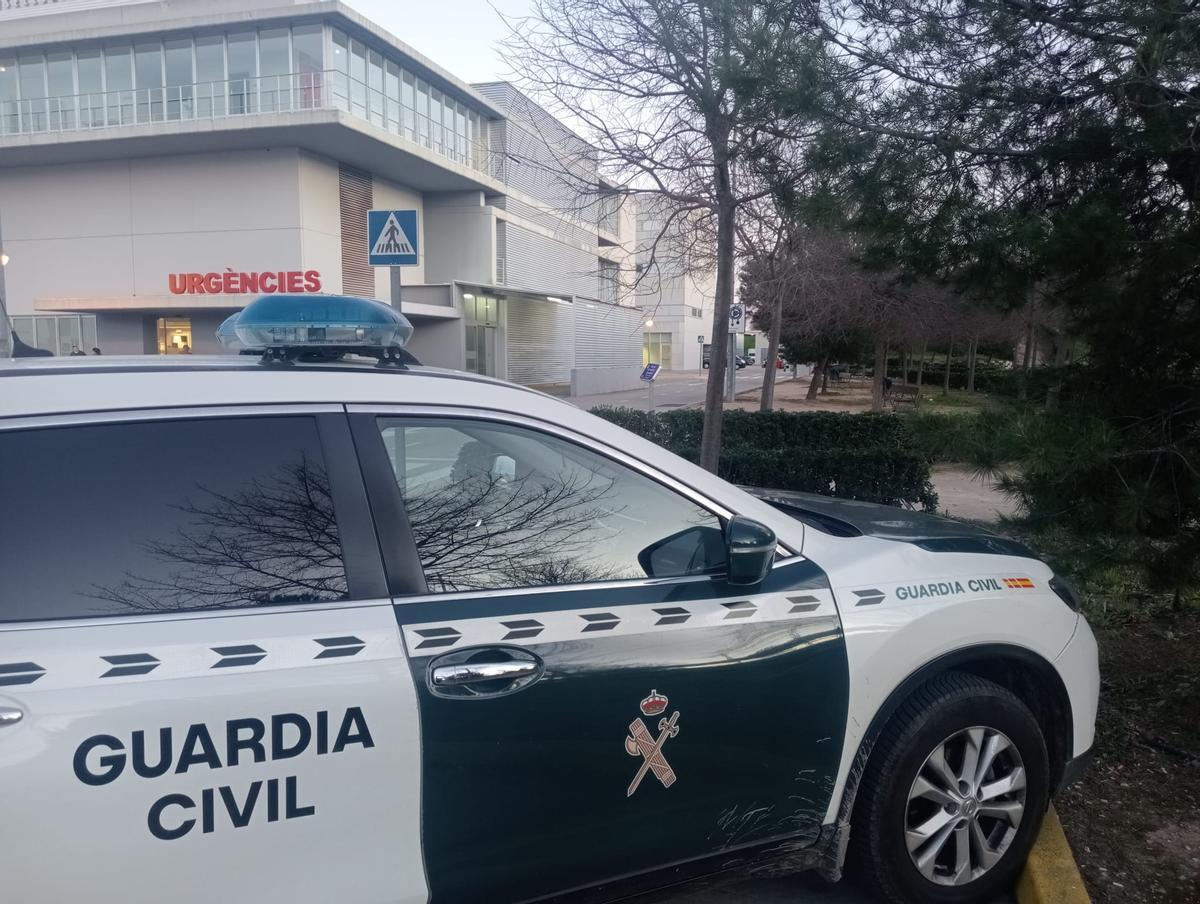 Una dotación de la Guardia Civil en el Hospital de Gandia