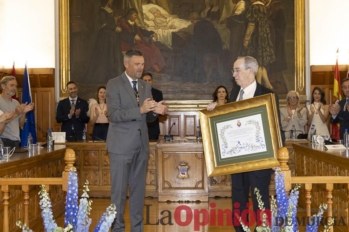 Así se ha vivido el emocionante acto del nombramiento de 'Hijo Predilecto' de Caravaca al doctor Juan Manuel Laborda