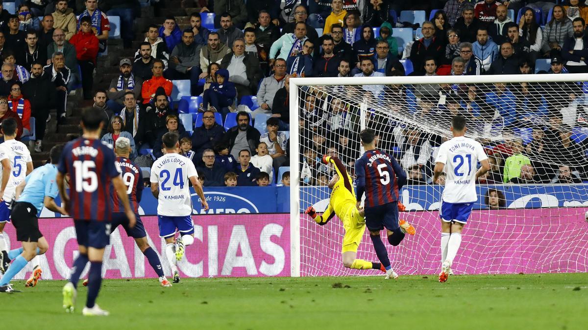 Poussin no puede alcanzar el balón en el gol de falta marcado por Aketxe que culminaba la remontada del Eibar en La Romareda