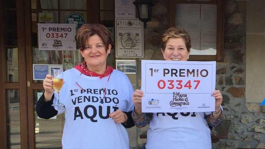 Las hermanas Loli y María Jesús Rodríguez, del hotel-restaurante Benidorm de Villamayor, ayer, celebrando haber vendido un décimo del primer premio de Navidad delante de su negocio, ayer.