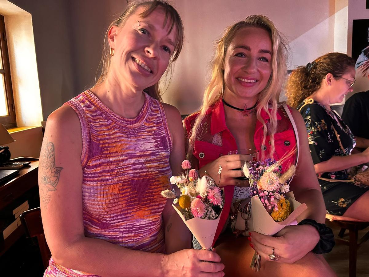 Asistentes a la jornada solidaria "Menos minas, más flores"