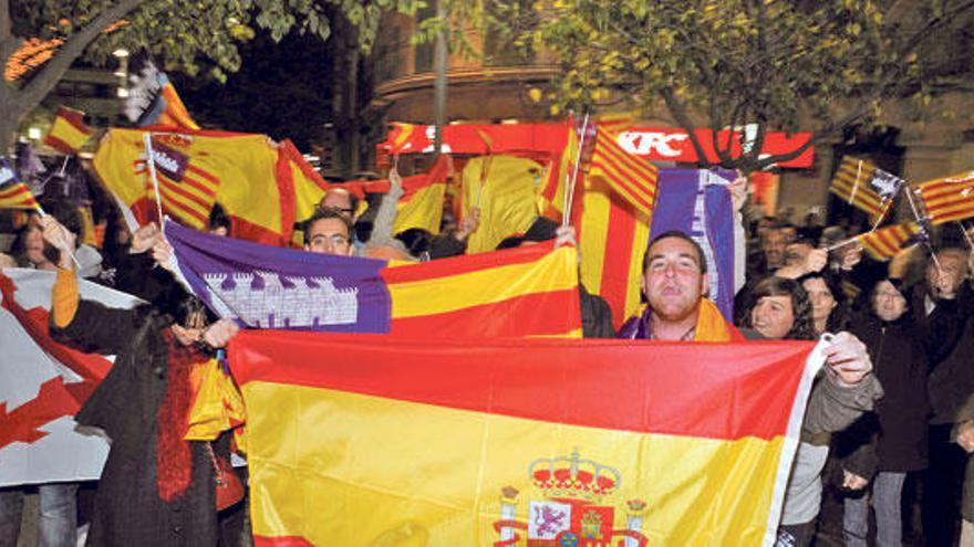 Manifestación en la plaza de España durante la Festa de l´Estendard de 2011.