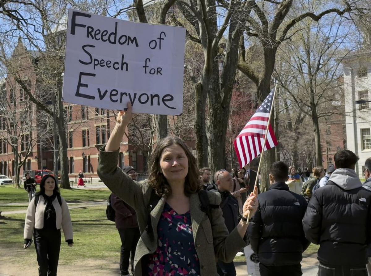 Trump prohibeix a Harvard matricular estrangers Trump prohibeix a Harvard matricular estrangers