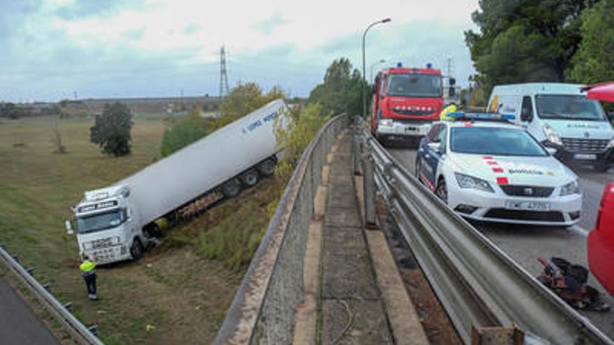 El camió accidentat al costat de la NII a Vilamalla