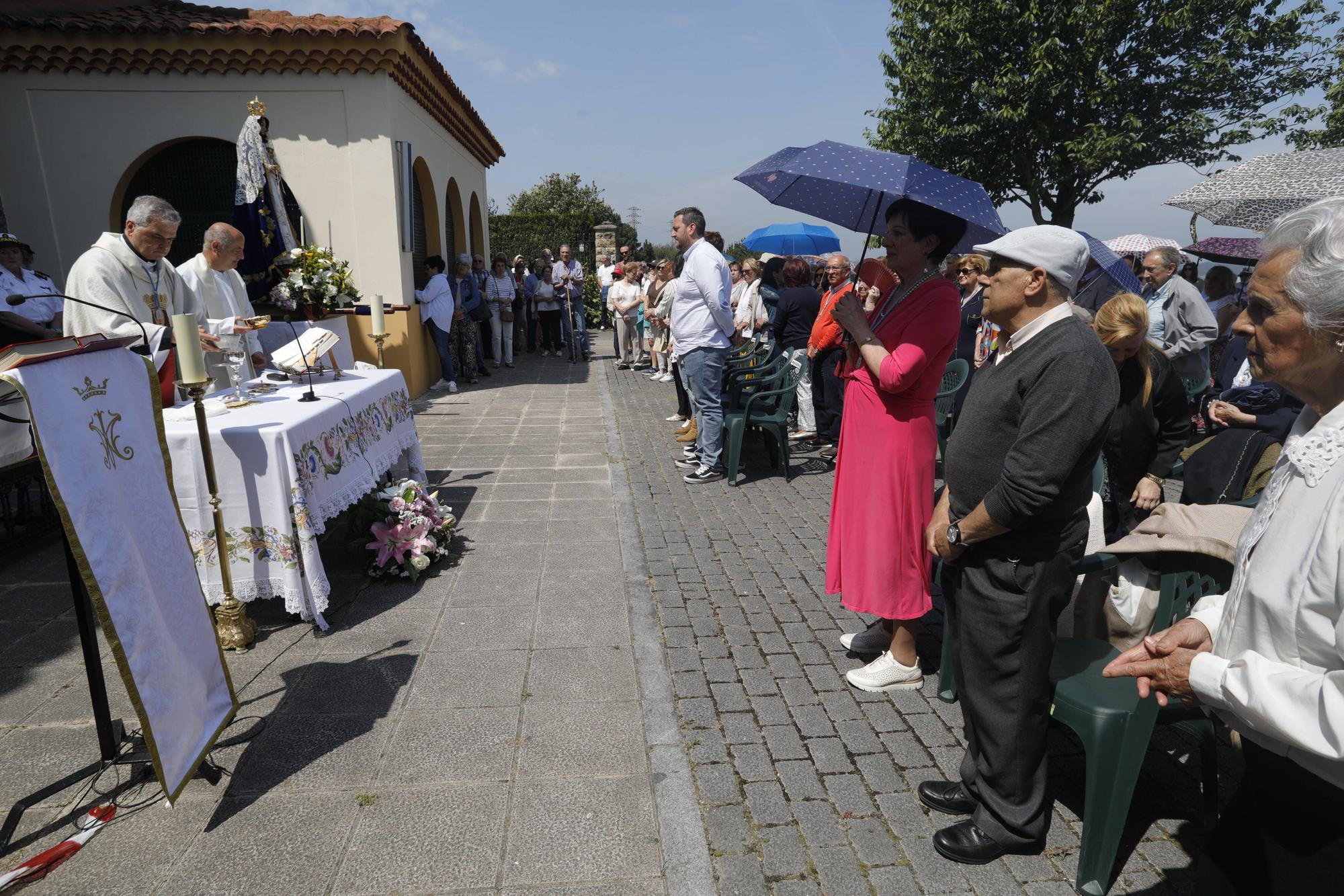 En imágenes: Tradicional rito del beso en la ermita de La Luz de Avilés