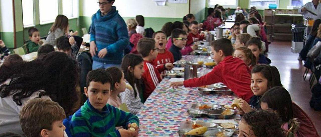 Escolares en el comedor del colegio Poeta Antón de Candás en una imagen de archivo.