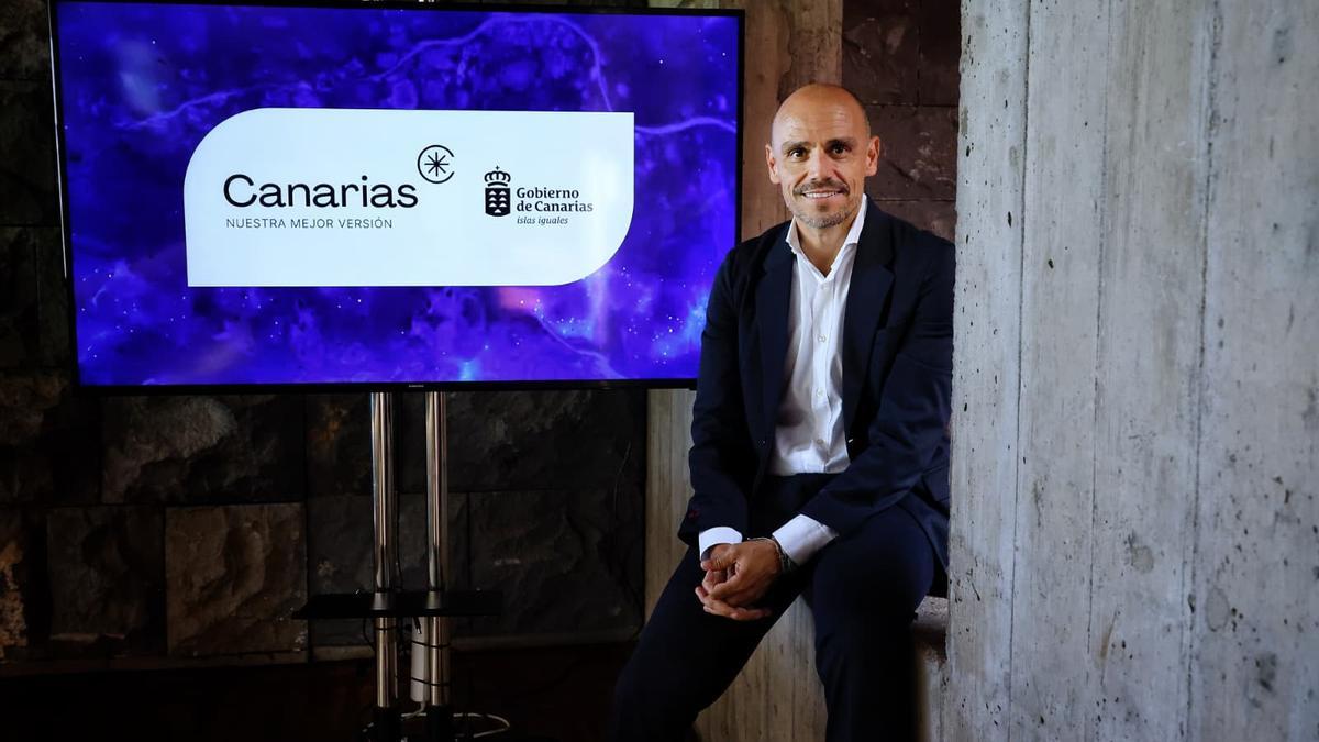 El president de Proexca, Alfonso Cabello, posa per a l'entrevista a la seu de la Presidència del Govern de Canàries de Santa Cruz de Tenerife.