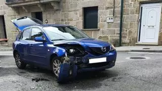 La colisión entre un autobús escolar y un turismo se salda sin heridos en Cambados