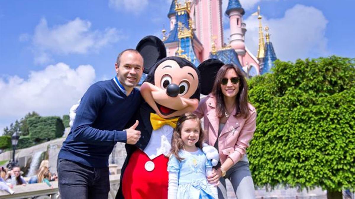 Andrés Iniesta, Anna Ortiz y Valeria, junto a Mickey Mouse en Disneyland París