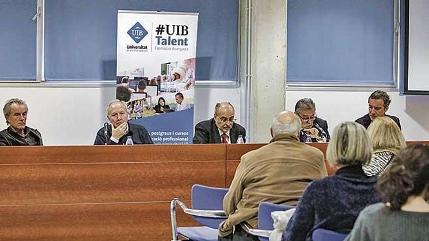 De izquierda a derecha, Javier Pérez Royo, Eliseo Aja, Enric Juliana y Joan Oliver Araujo, ayer en la UIB.
