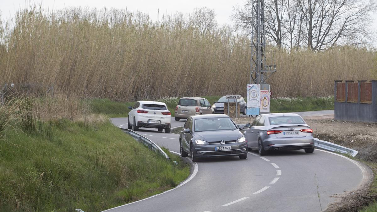 La carretera és estreta i plena de revolts, la qual cosa provoca molts accidents.