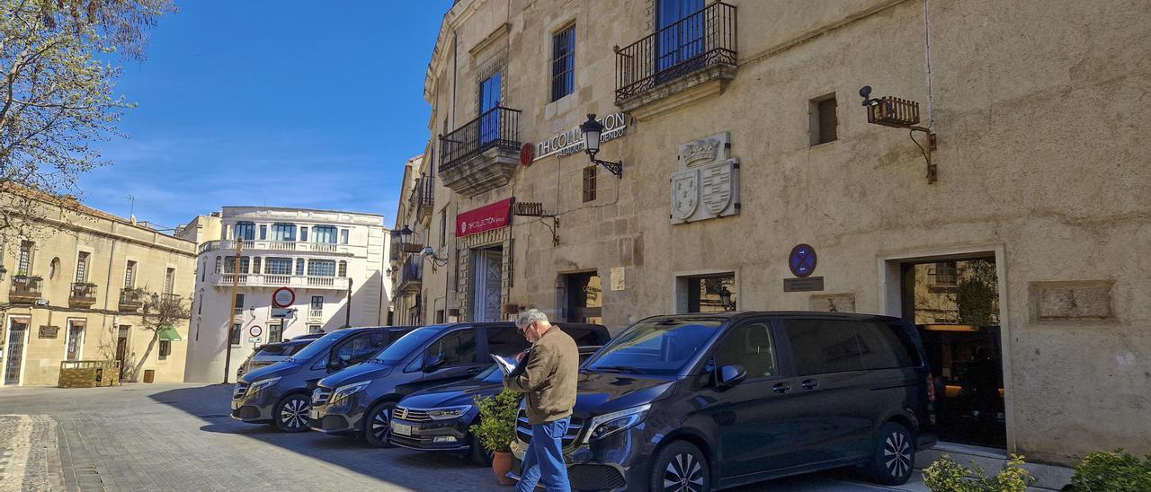 Furgonetas de la productora de Juego de Tronos, aparcadas en el hotel NH Palacio de Oquendo.