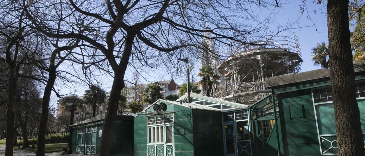 Exterior del edificio del Pavo Real, con el kiosko del Bombé detrás.