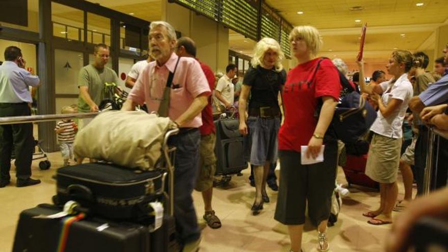 Un grupo de europeos a su llegada al aeropuerto de Málaga