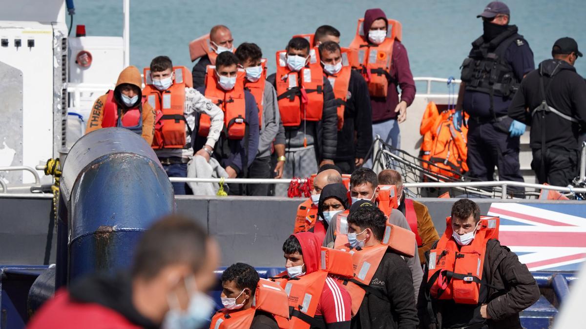 Imagen de archivo de un grupo de  inmigrantes llegan a Dover, desde un buque de la Fuerza Fronteriza tras un pequeño incidente con un barco en el Canal de la Mancha.
