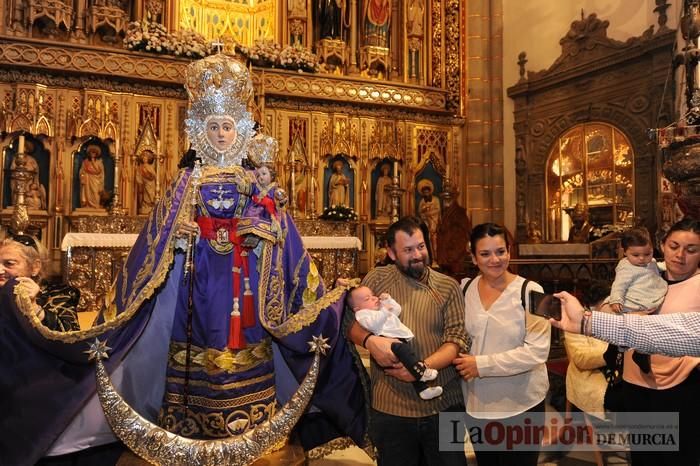 Los niños pasan por el manto de la Fuensanta