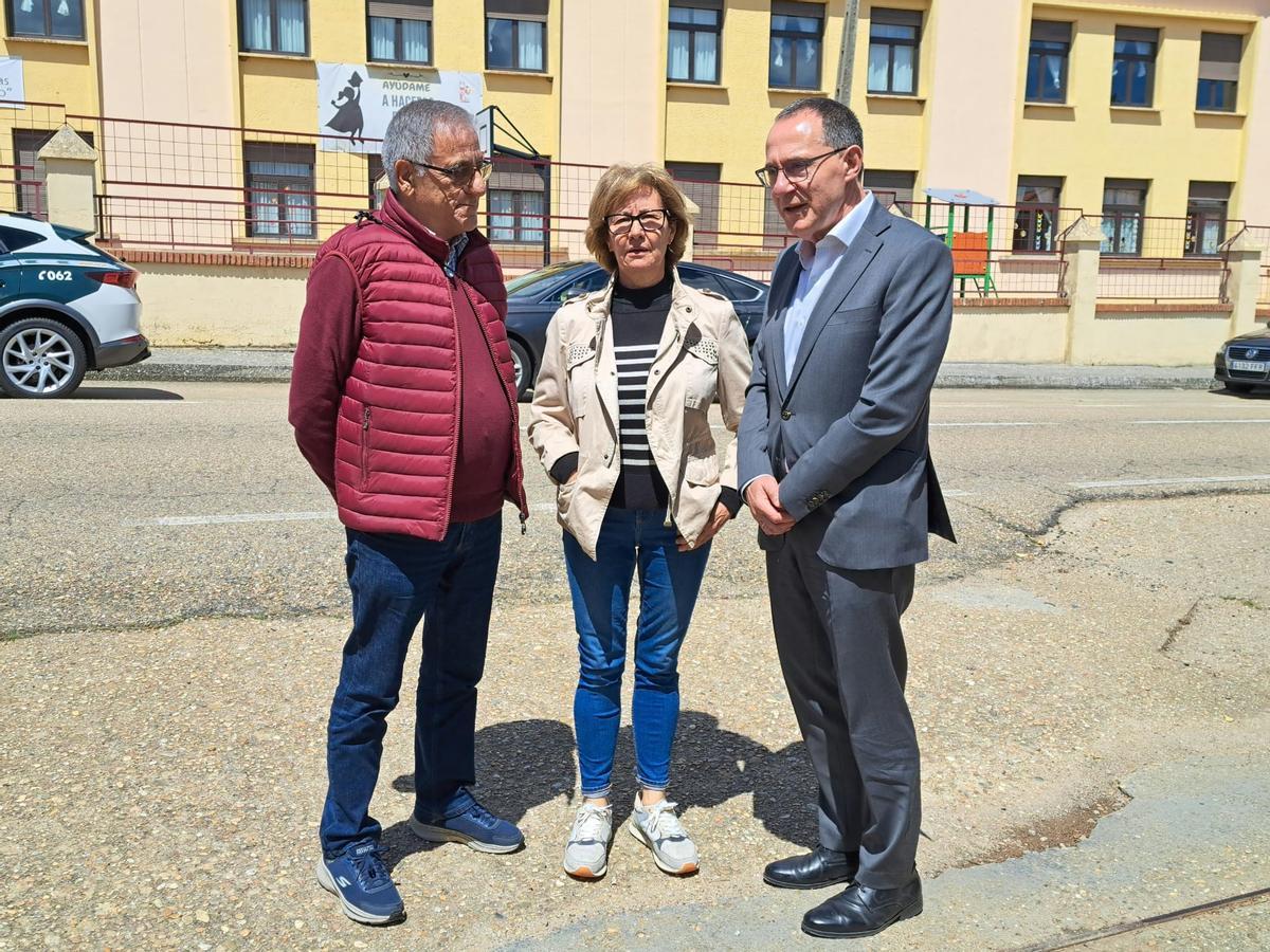 Blanco (primero por la derecha) con la madre y el tío de Leticia Rosino.