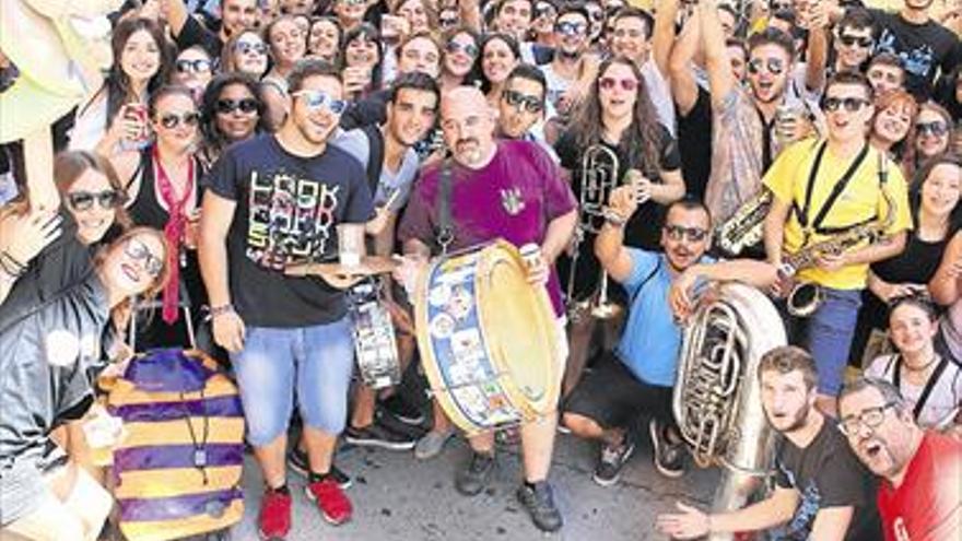 Los benicenses toman la calle en el día grande de las peñas