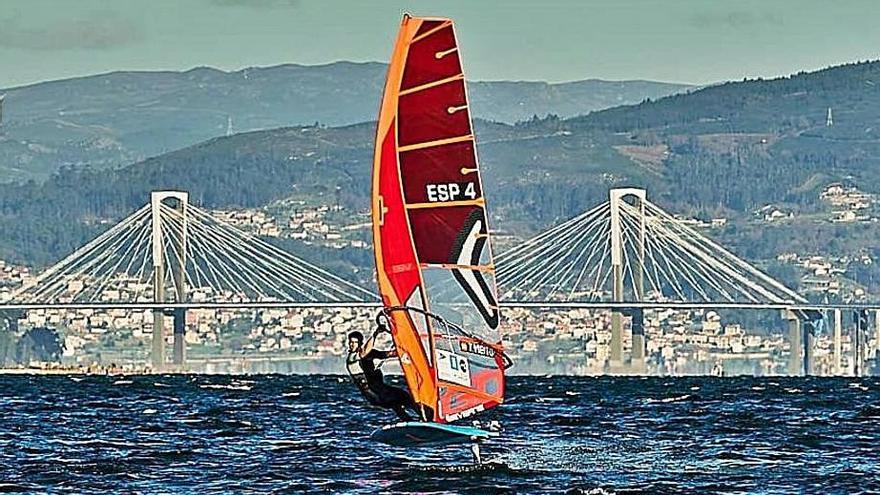 Tomás Vieito practicando windsurf en la Ría de Vigo.   | // FDV