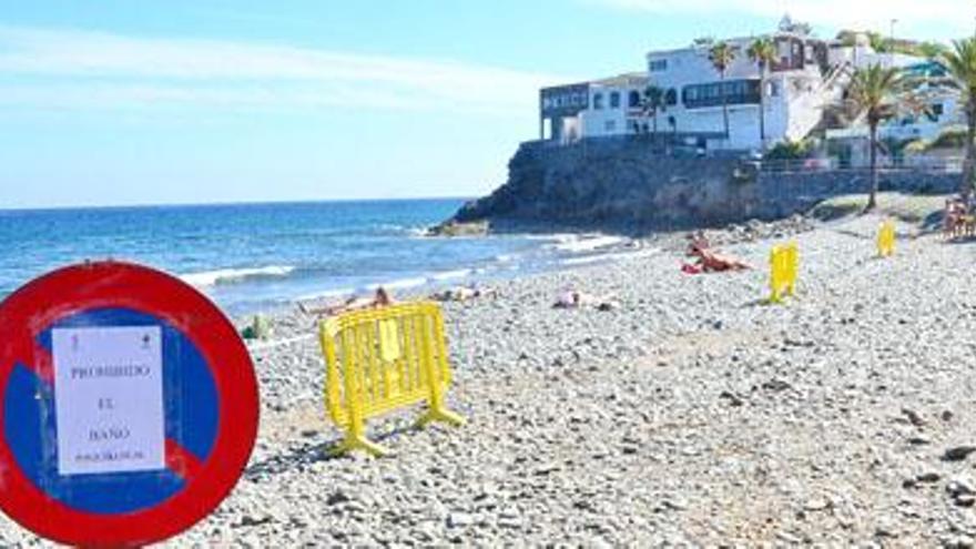 Cerrada al baño la Playa del Águila al aparecer restos de alquitrán en la costa