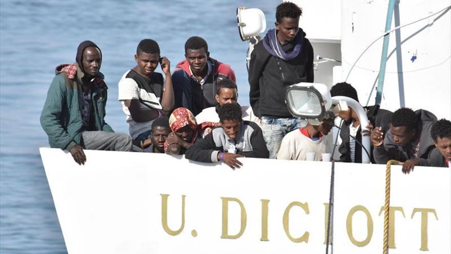 Un guardacostas italiano con 177 migrantes busca puerto