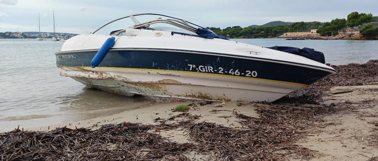 Yate varado en playa de Portals