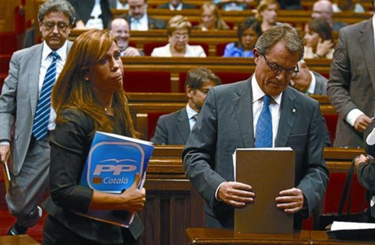 Divorci 8Camacho, a diferència del que era habitual, va evitar saludar Mas després del discurs del president. Divorci 8Camacho, a diferència del que era habitual, va evitar saludar Mas després del discurs del president.