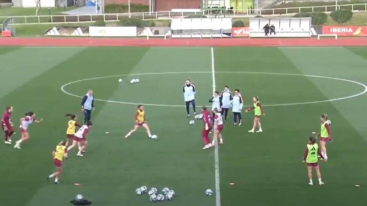 La selección española femenina de fútbol se ha ejercitado este lunes en la Ciudad del Fútbol