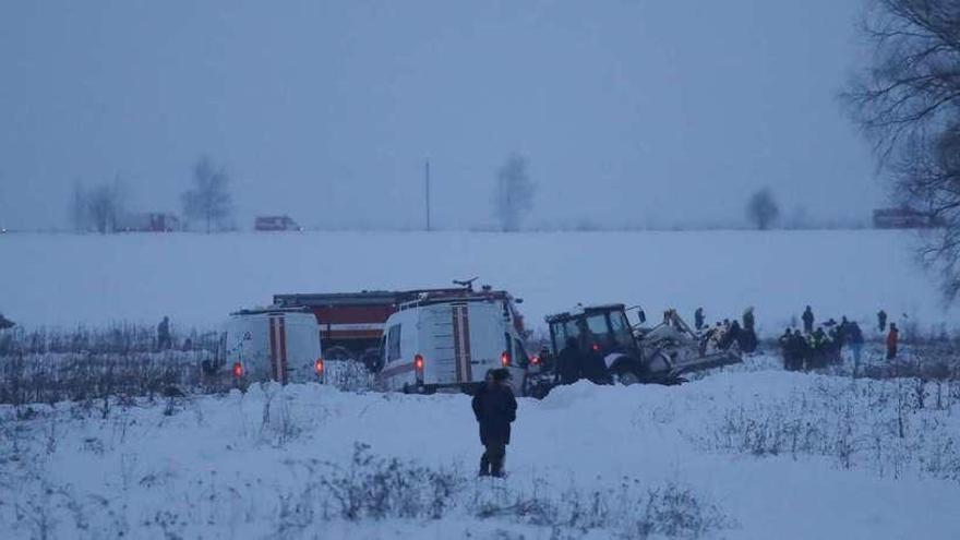 Integrantes de los equipos de rescate en la zona donde se estrelló el avión, cerca de Moscú.